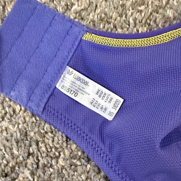 Wacoal 38DDD sports bra front - Picture 3 of 3